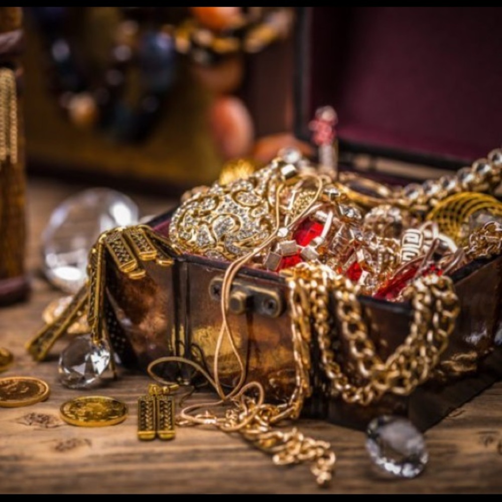 Meet your Posher, Queen’s hidden